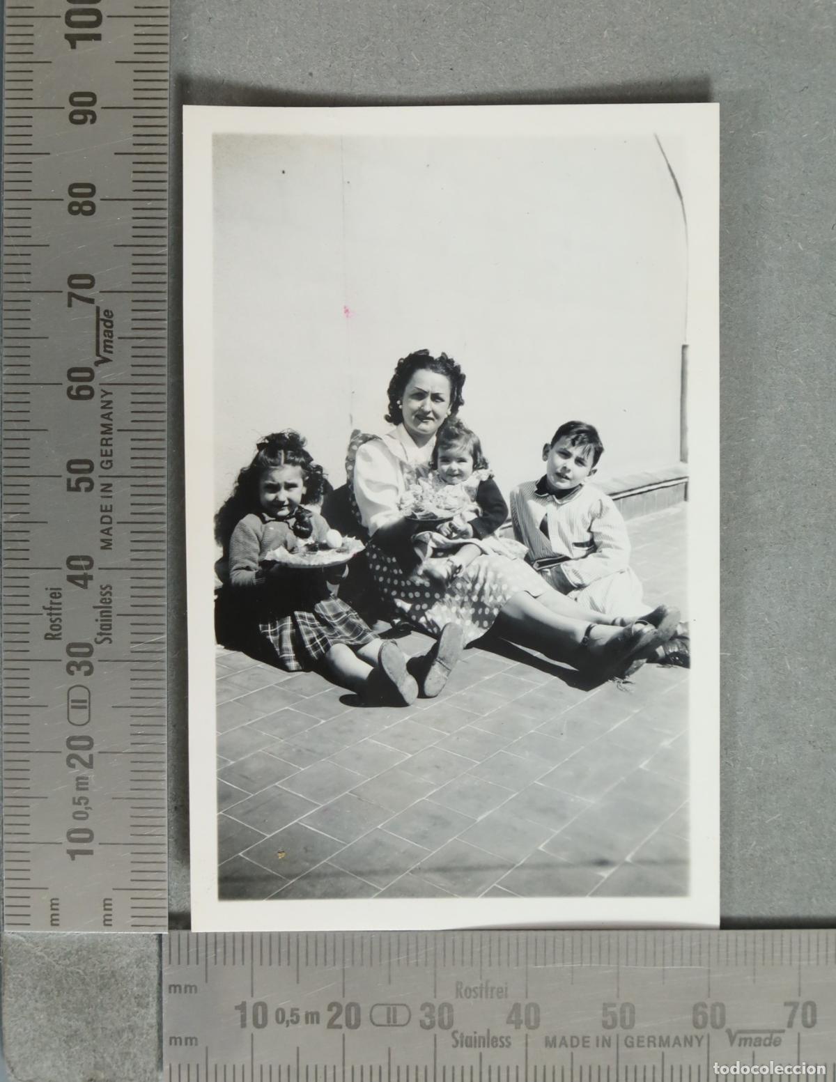 Fotografia antiga: FOTOGRAFIA. Madre con sus tres hijos hacia 1940