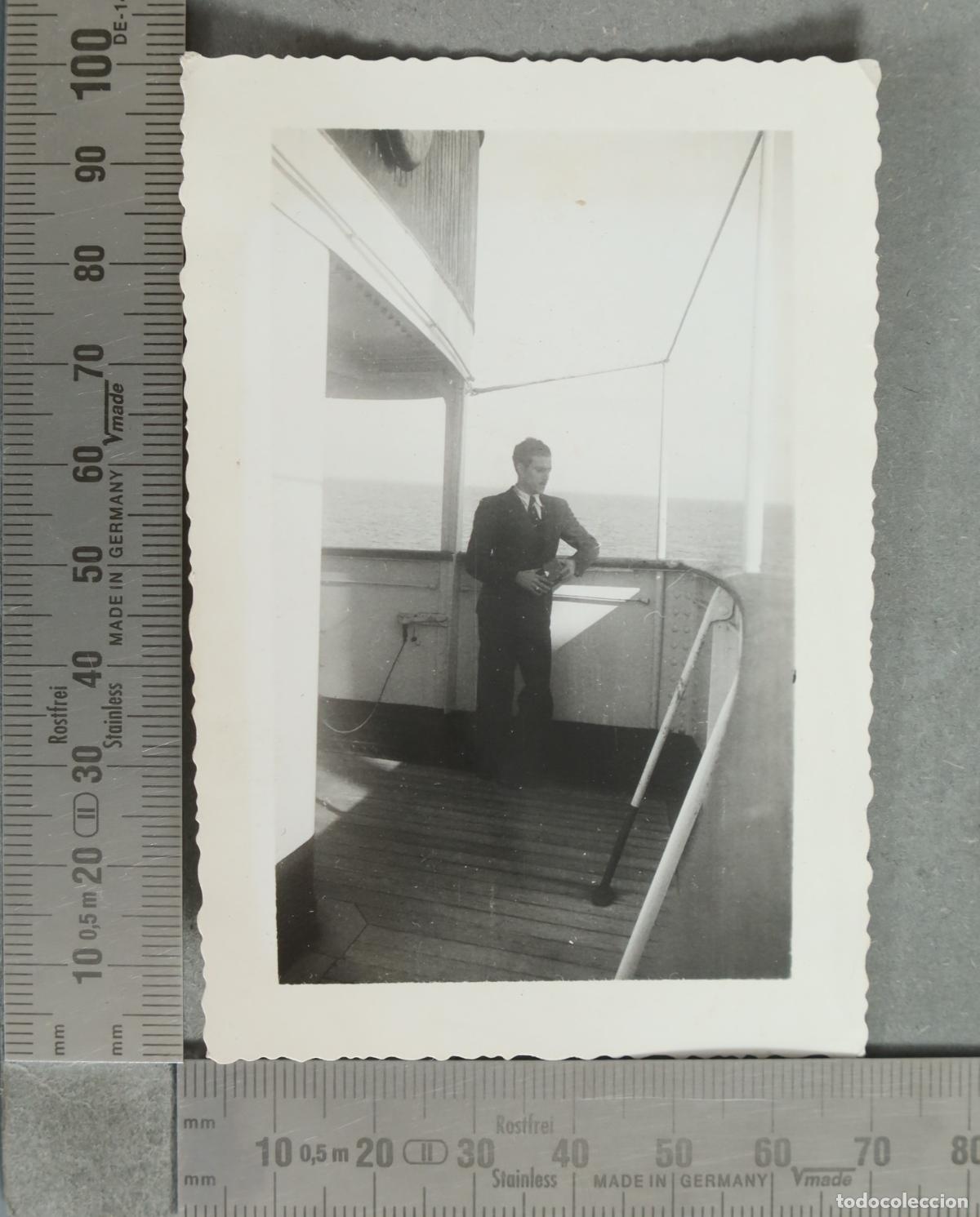 Fotograf&iacute;a antigua: FOTOGRAFIA. Hombre a bordo de un barco hacia 1930