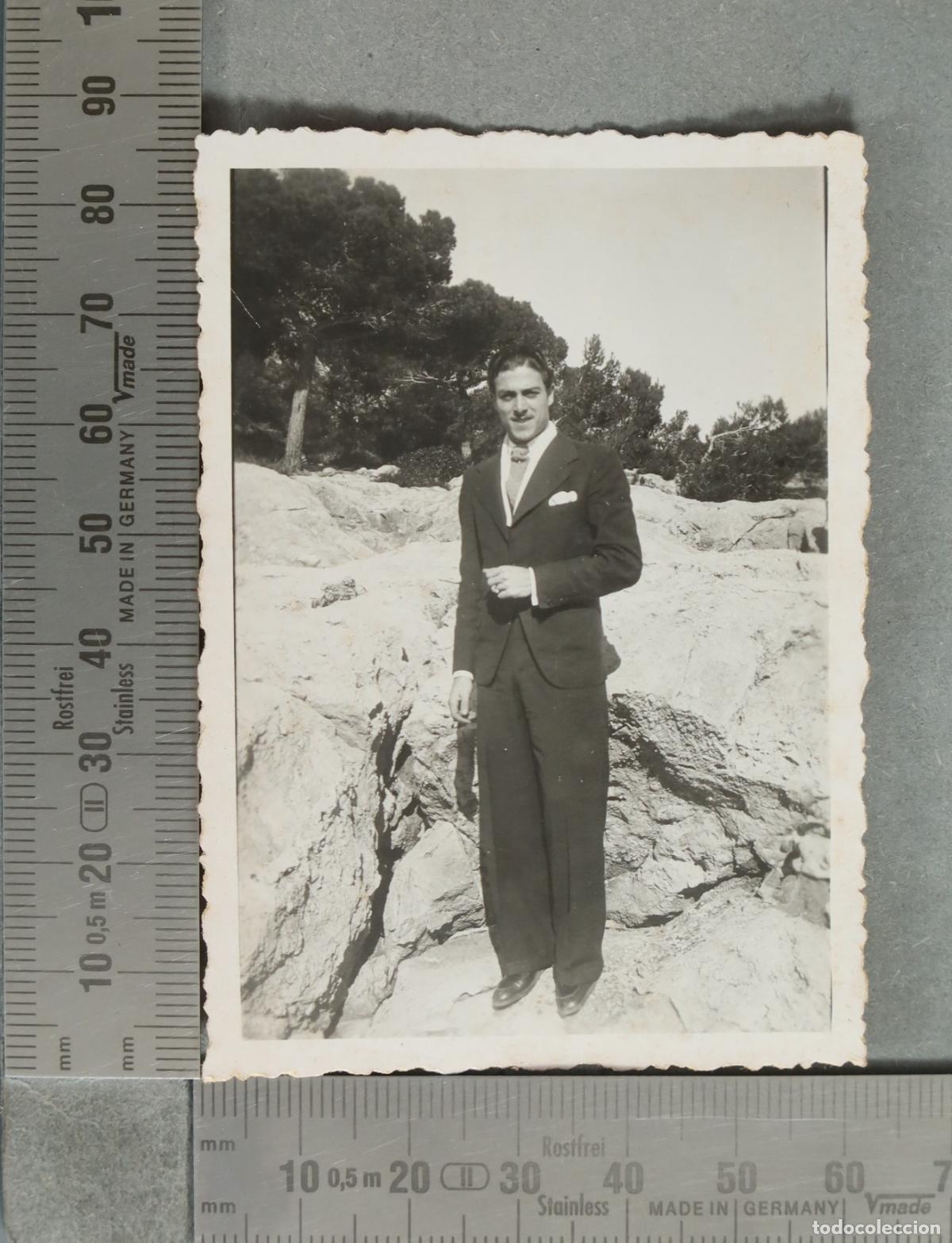 Photographie ancienne: FOTOGRAFIA. Retrato de hombre con traje en rocas hacia 1940