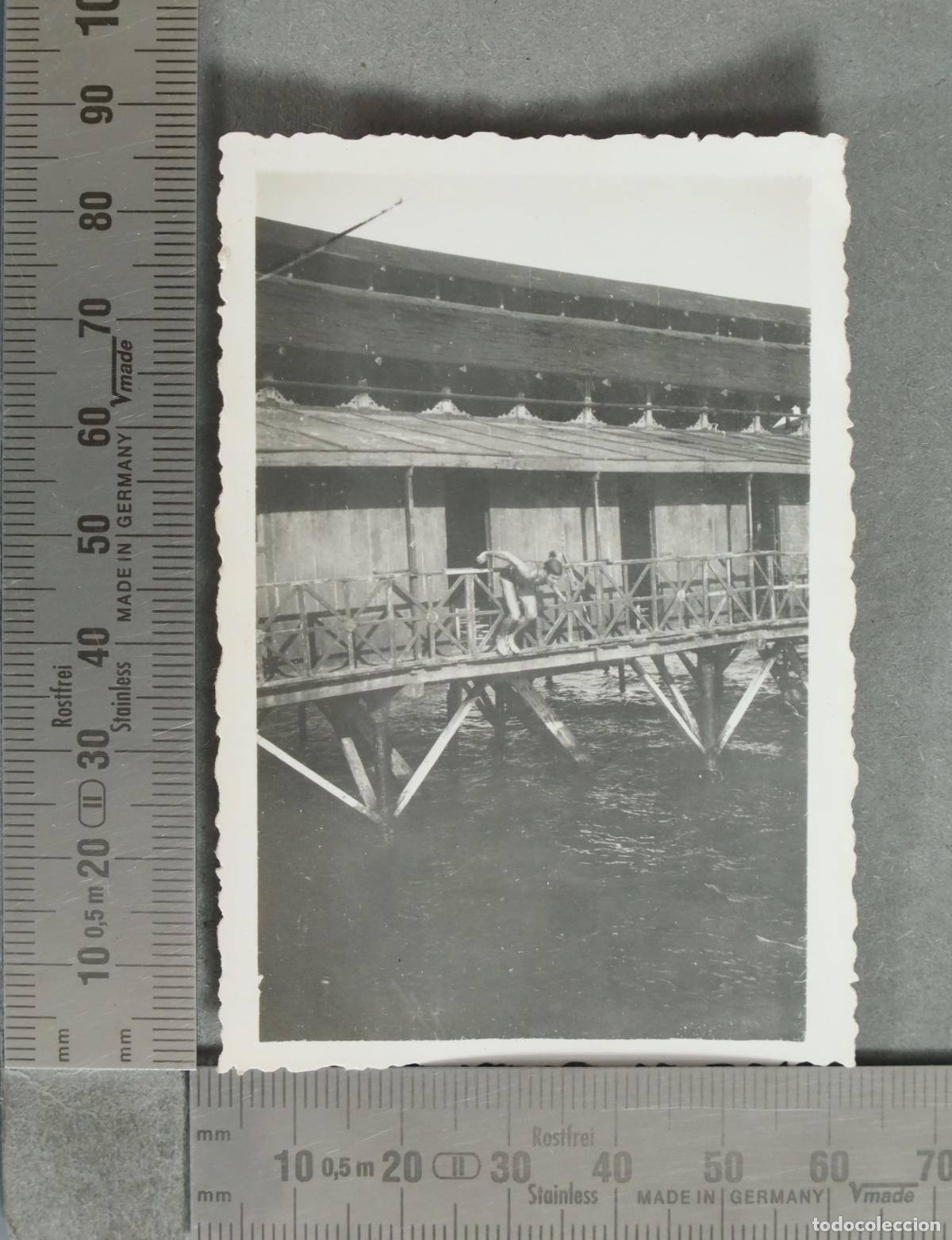 Fotografia antiga: FOTOGRAFIA. Alicante - Ba&ntilde;ista en caseta de playa 1935