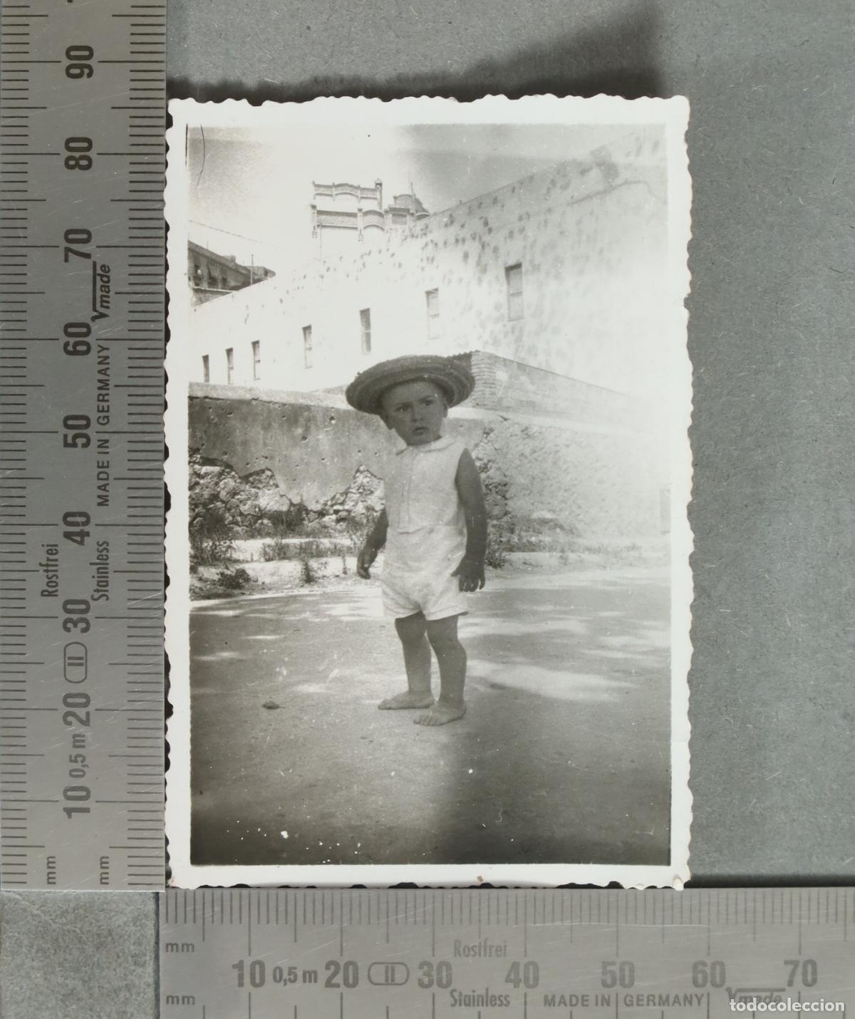 Fotografia antiga: FOTOGRAFIA. Ni&ntilde;o descalzo con sombrero de paja. tarragona. 1940