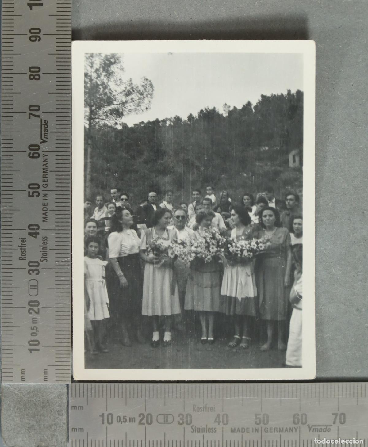 Fotograf&iacute;a antigua: FOTOGRAFIA. Grupo con flores en un entorno natural 1949