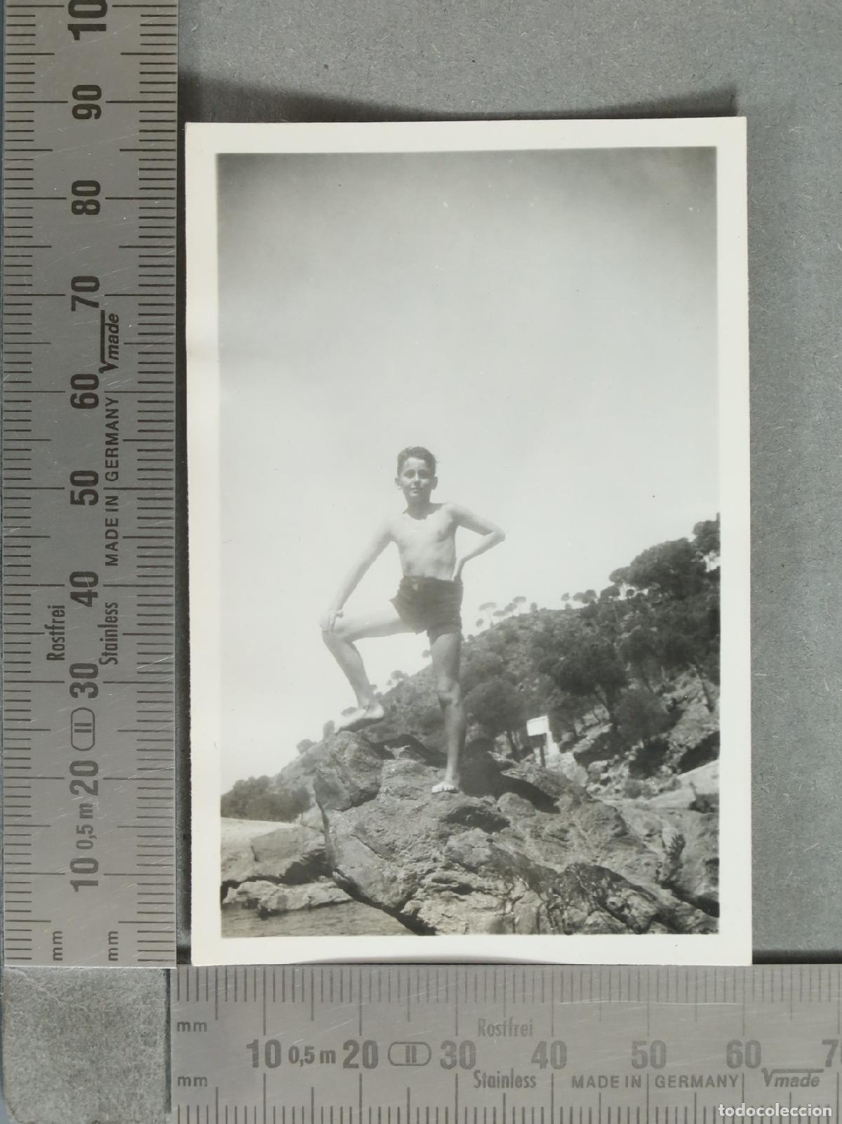 Fotografia antiga: FOTOGRAFIA. Ni&ntilde;o posando en una roca en la playa hacia 1940