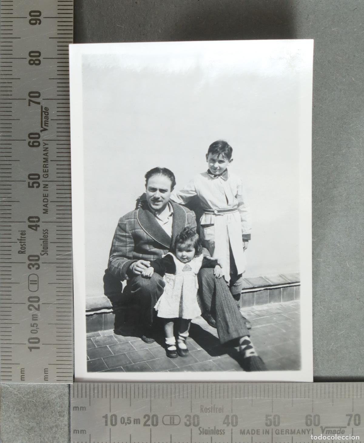 Fotografia antiga: FOTOGRAFIA. padre con dos hijos hacia 1940