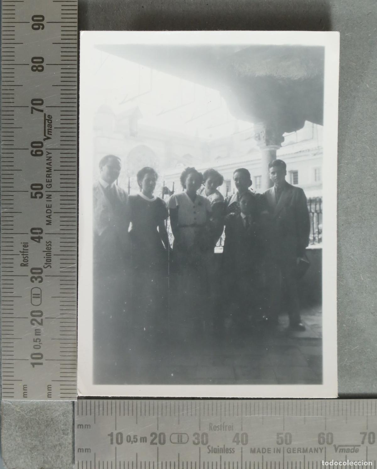 Fotografia antiga: FOTOGRAFIA. Grupo de personas en patio porticado hacia 1940