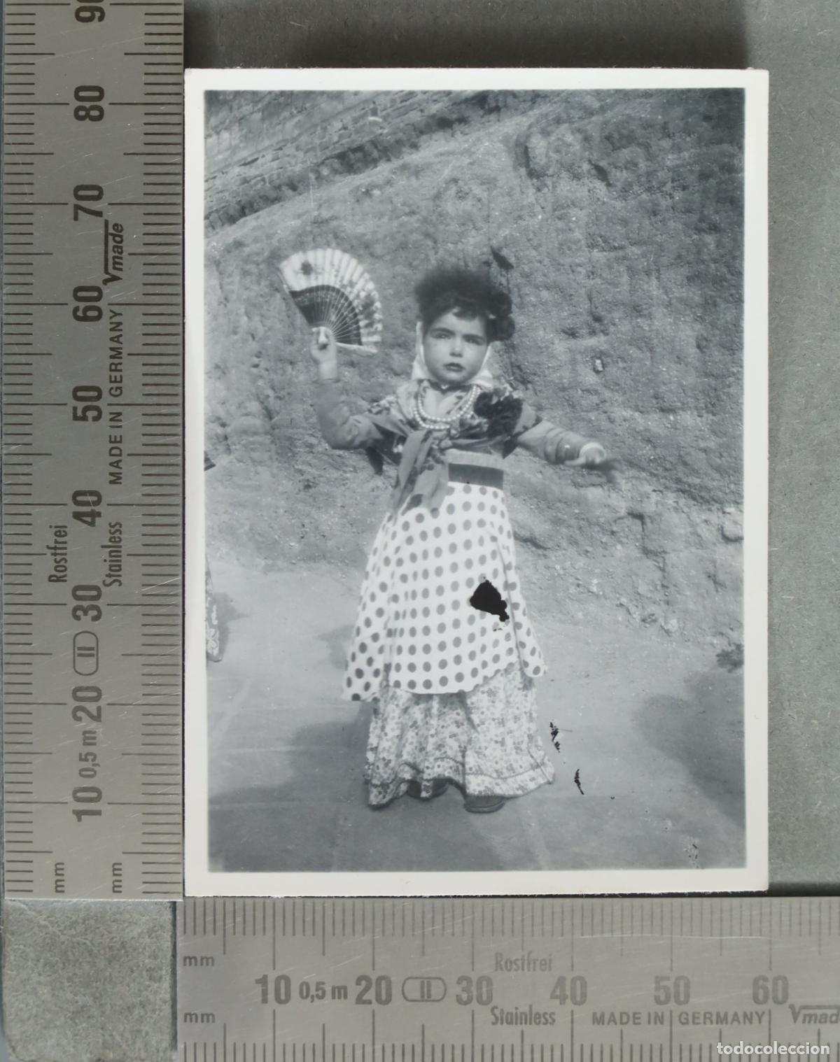 Fotografia antiga: FOTOGRAFIA. Ni&ntilde;a vestida de flamenca con abanico hacia 1940