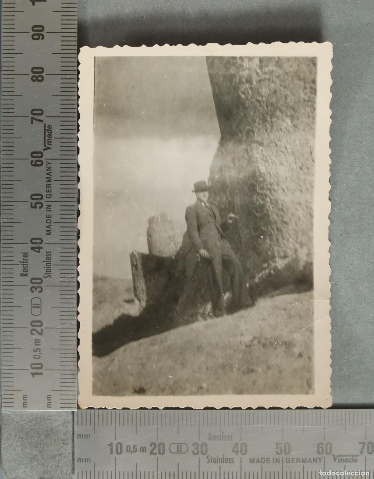 Fotografia antiga: FOTOGRAFIA. Hombre con sombrero junto a una roca hacia 1930