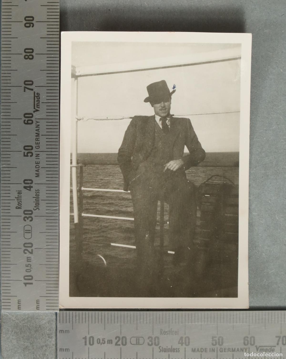 Fotografia antiga: FOTOGRAFIA. Hombre con sombrero en barco - Vapor Ciudad de C&aacute;diz camino a las Palmas 1935