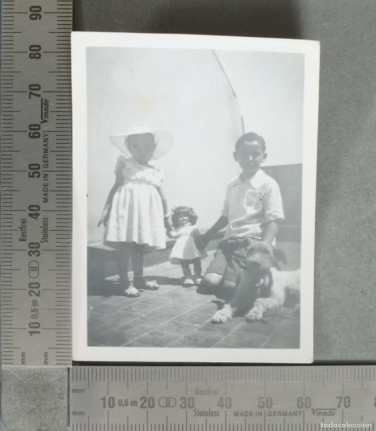 Fotografia antiga: FOTOGRAFIA. Ni&ntilde;os con MARIQUITA PEREZ O SIMILAR y perro hacia 1940