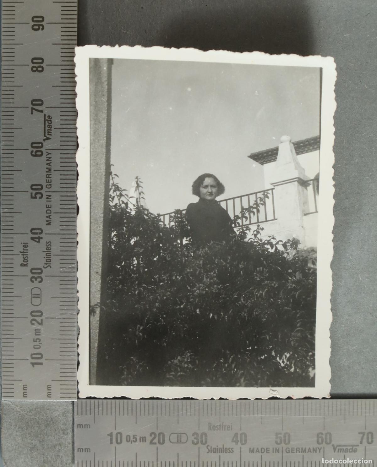 Fotografia antiga: FOTOGRAFIA. Retrato de mujer junto a arbustos y terraza hacia 1940