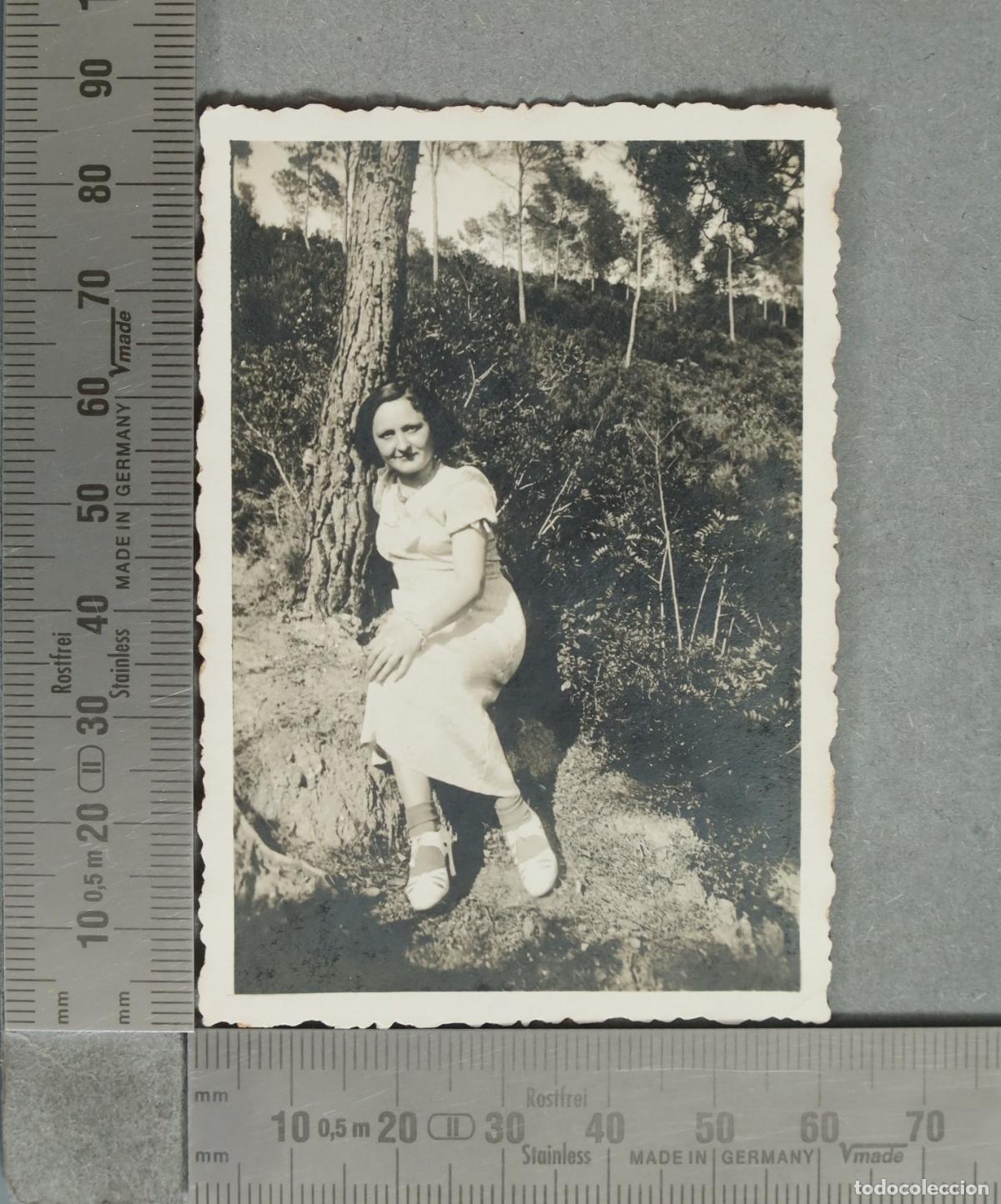 Fotografia antiga: FOTOGRAFIA. Mujer sentada junto a un &aacute;rbol en un pinar hacia 1940