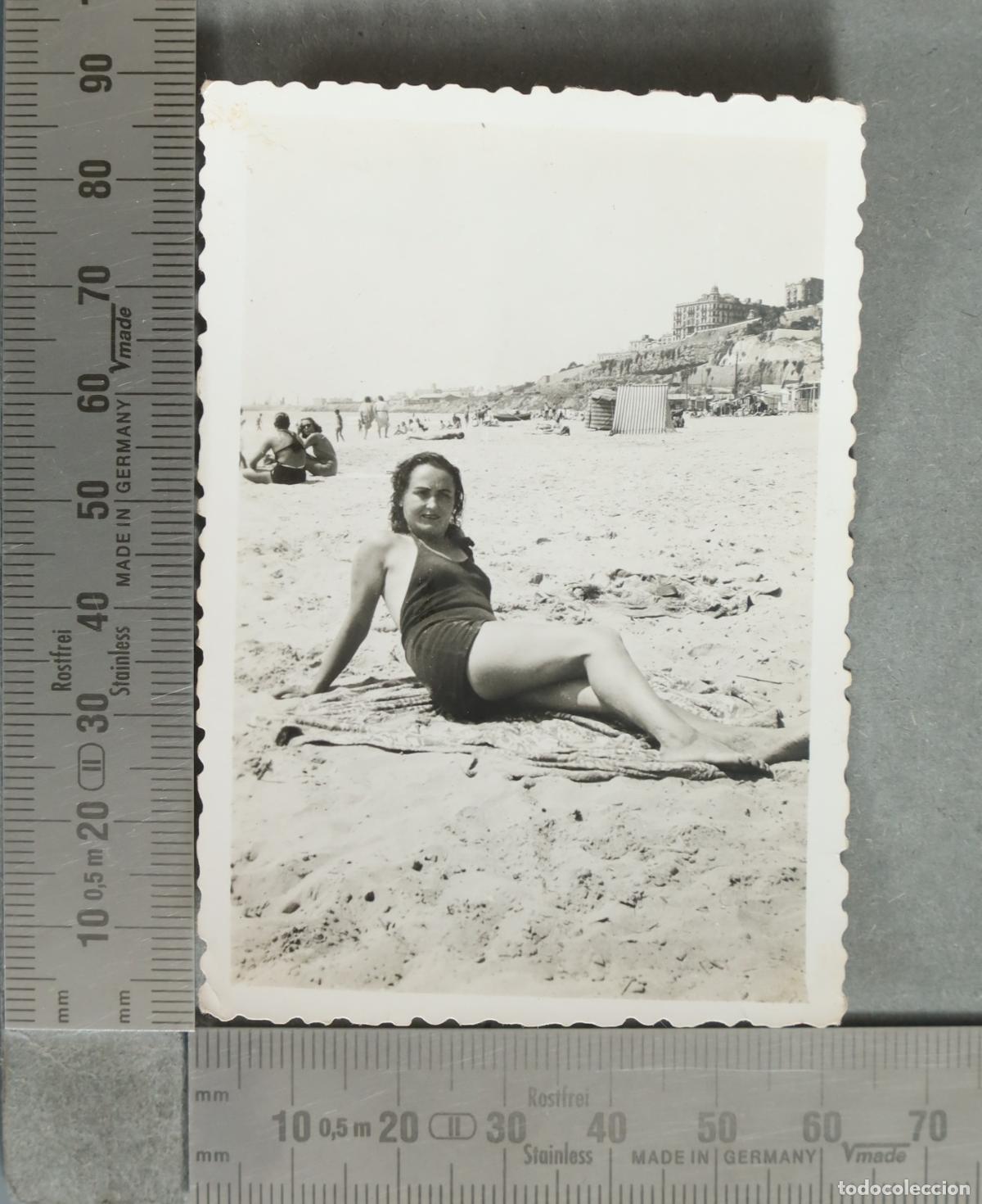 Fotograf&iacute;a antigua: FOTOGRAFIA. Mujer en la playa de Santander. hacia 1940