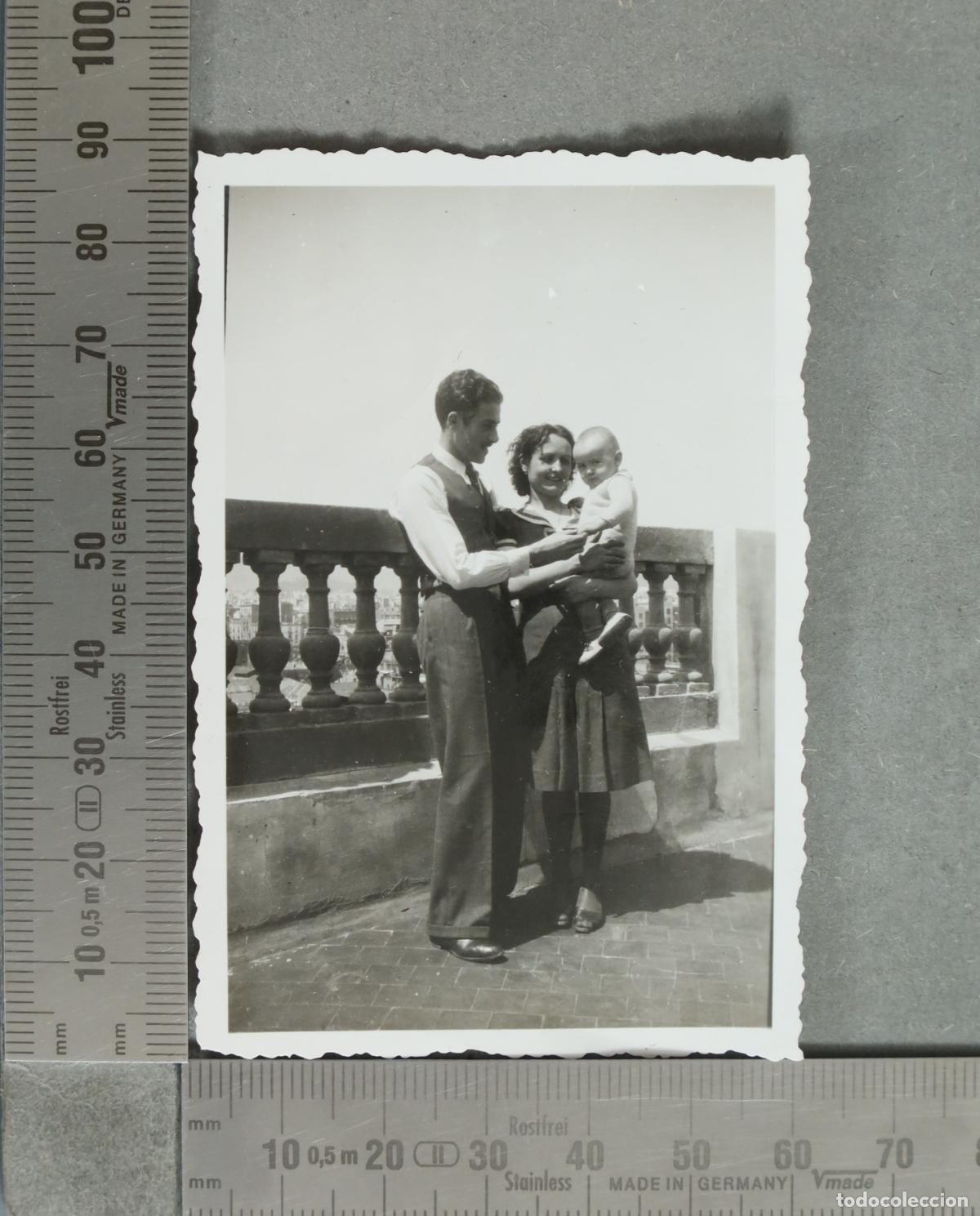 Fotografia antiga: FOTOGRAFIA. Familia con bebe hacia 1940