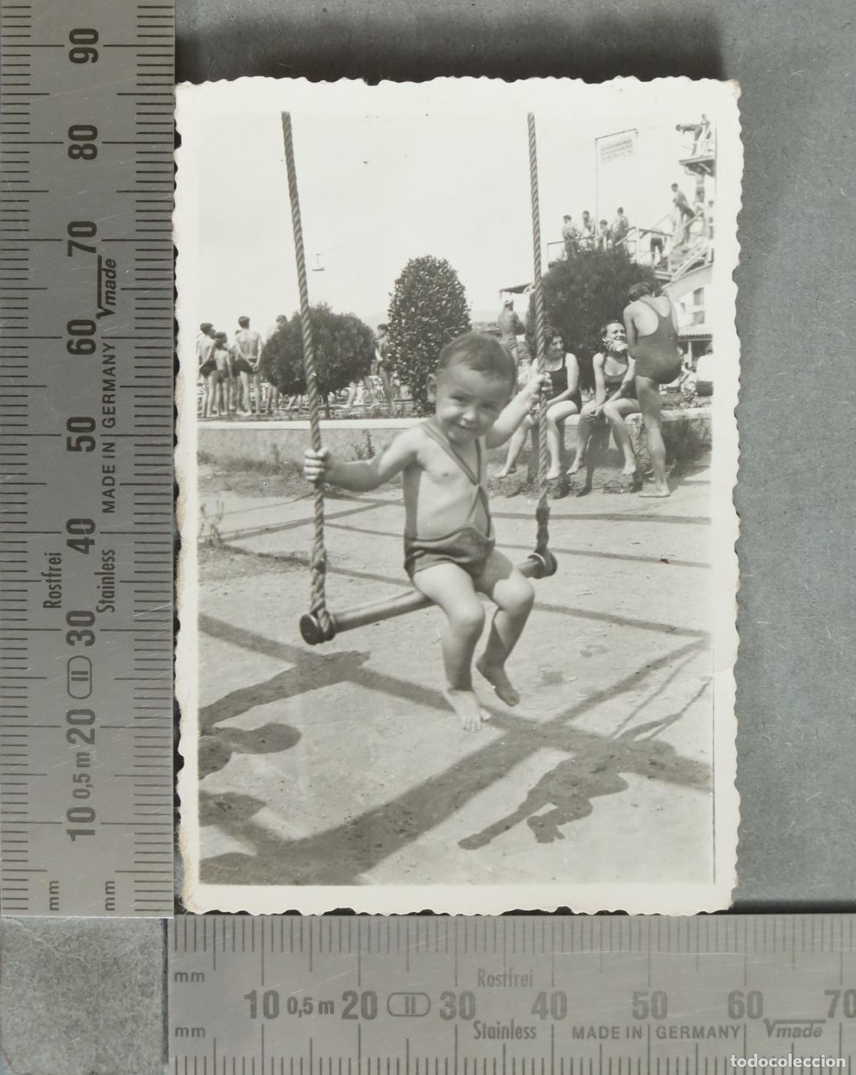 Photographie ancienne: FOTOGRAFIA. Ni&ntilde;o en un columpio en la piscina hacia 1940