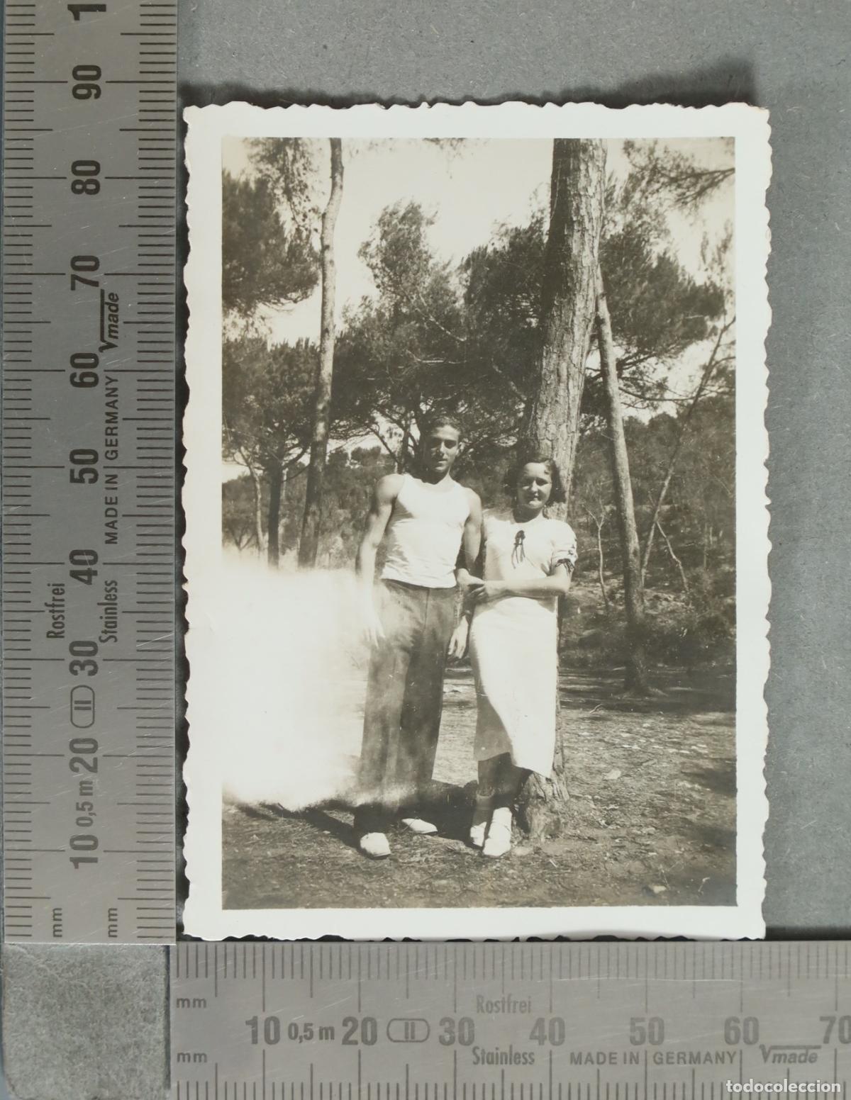 Fotografia antiga: FOTOGRAFIA. Pareja en un bosque hacia 1940