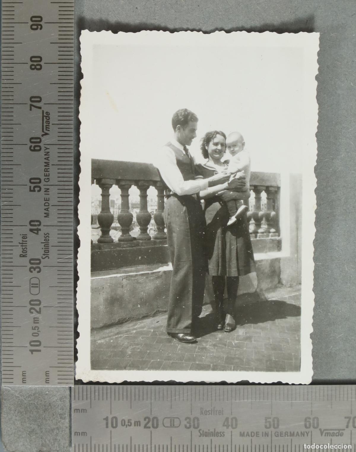Fotografia antiga: FOTOGRAFIA. Pareja con bebe hacia 1940