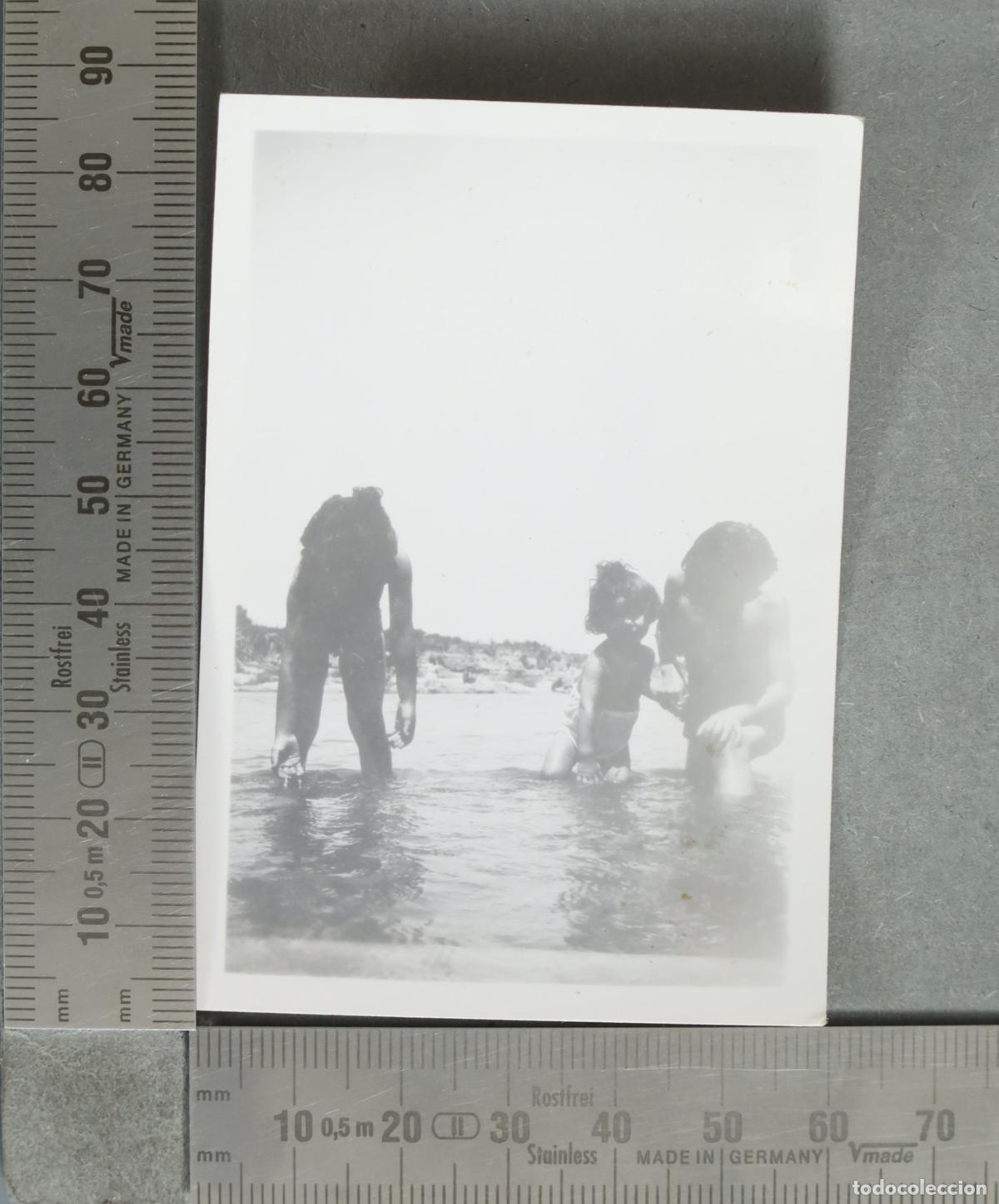Fotografia antiga: FOTOGRAFIA. Ni&ntilde;os ba&ntilde;&aacute;ndose en el r&iacute;o hacia 1940
