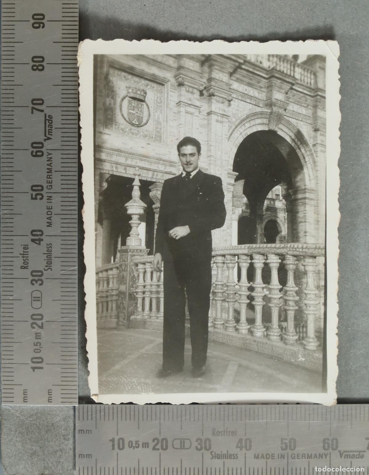 Fotograf&iacute;a antigua: FOTOGRAFIA. Sevilla - Plaza de Espa&ntilde;a - Hombre posando 1935