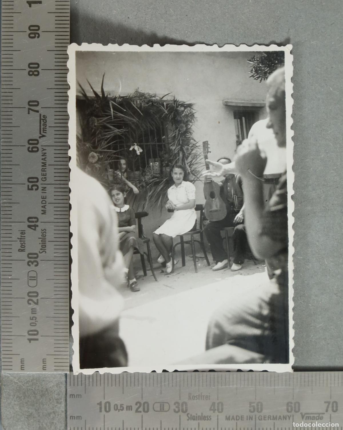 Fotograf&iacute;a antigua: FOTOGRAFIA. Escena costumbrista - Guitarrista y personas sentadas 1942