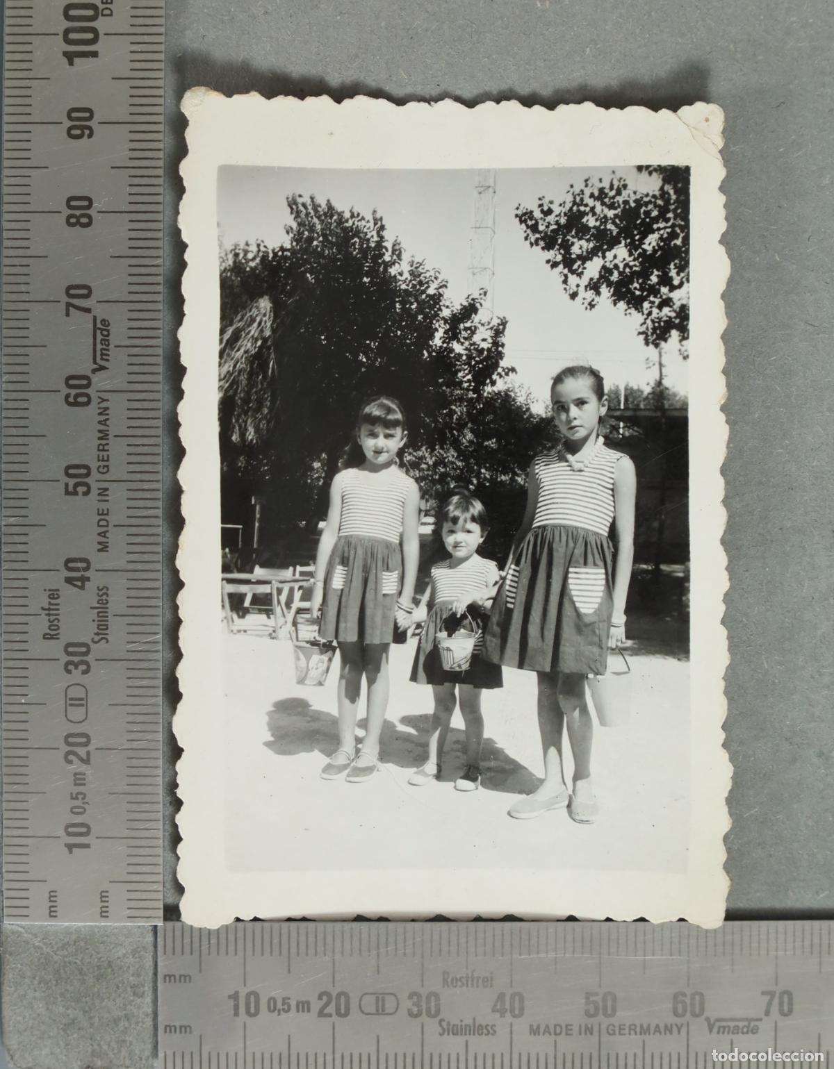 Fotograf&iacute;a antigua: FOTOGRAFIA. Tres ni&ntilde;as con cubos de playa hacia 1940