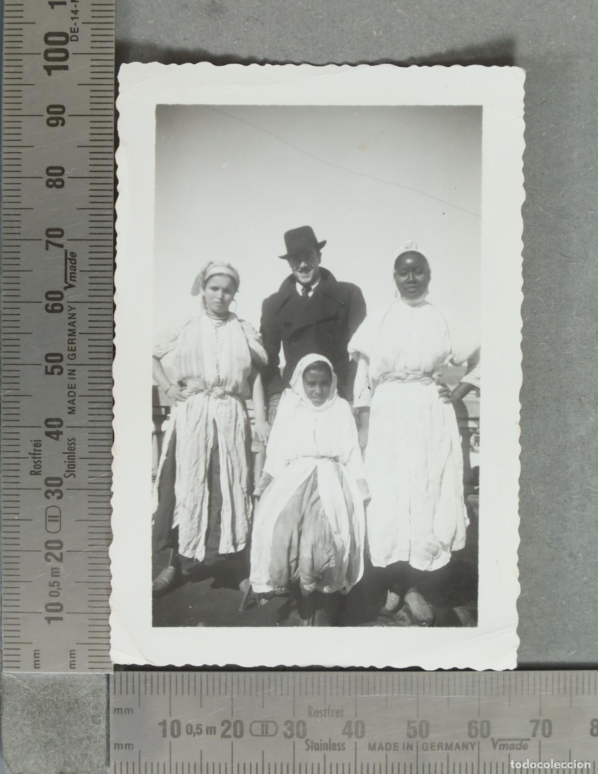 Fotograf&iacute;a antigua: FOTOGRAFIA. Hombre con sombrero y mujeres con trajes tradicionales africanas hacia 1930