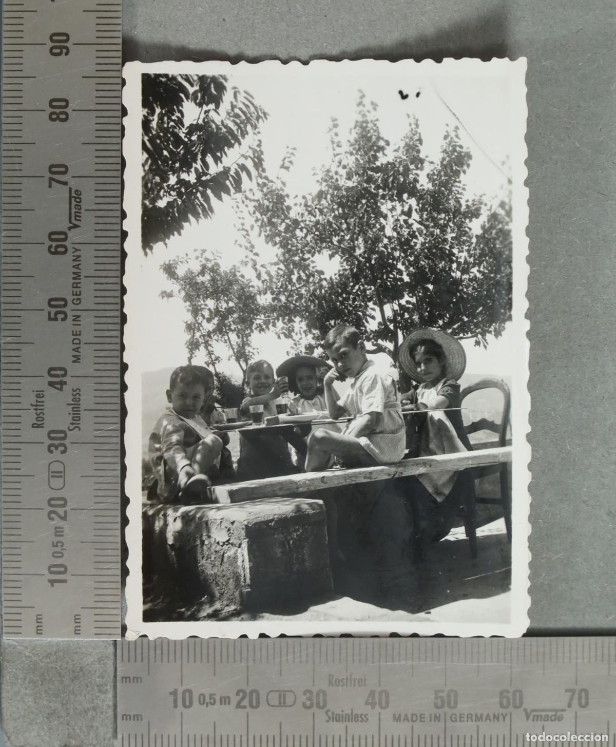 Fotograf&iacute;a antigua: FOTOGRAFIA. Ninos merendando al aire libre hacia 1940