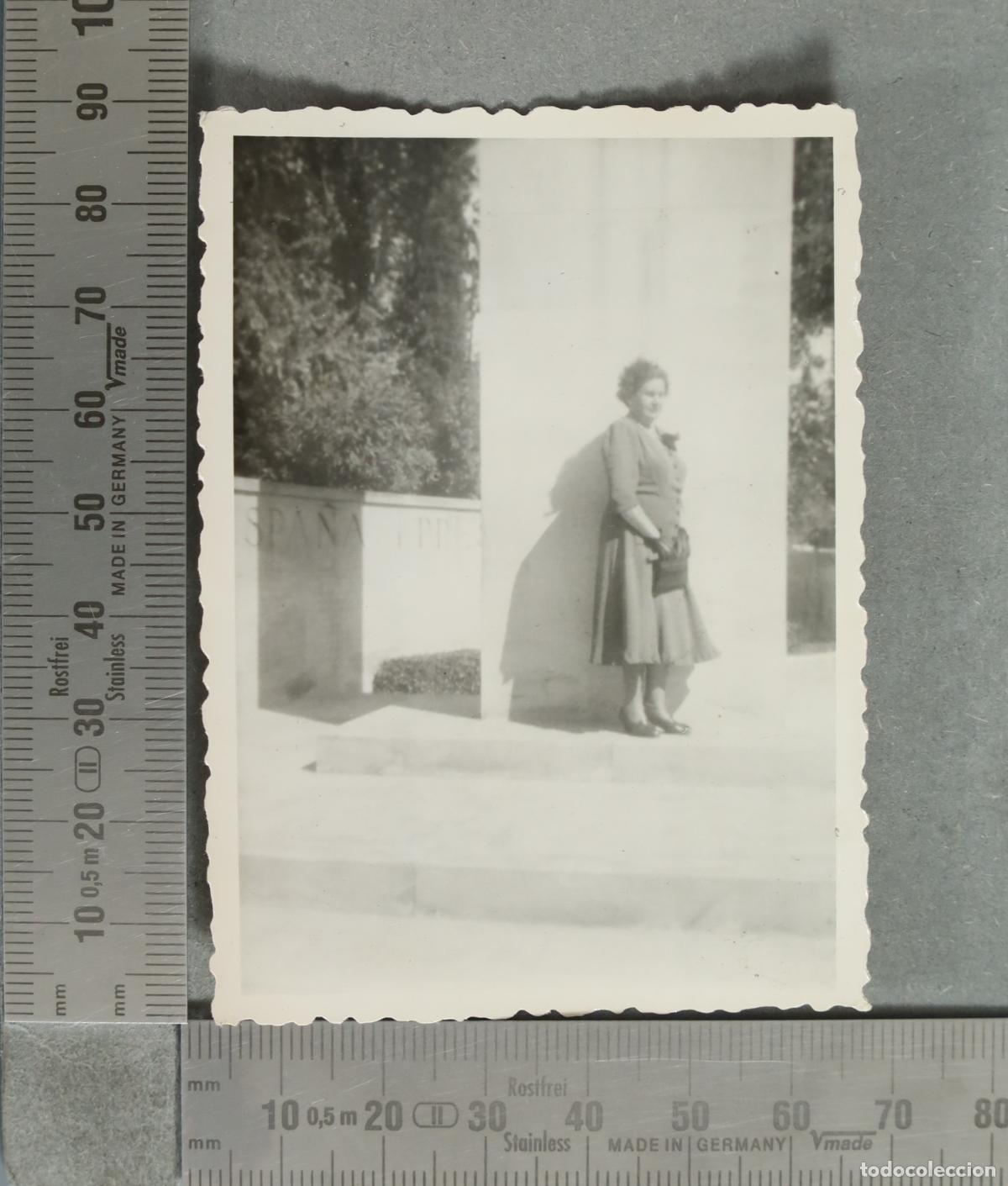 Fotograf&iacute;a antigua: FOTOGRAFIA. Mujer junto a monumento hacia 1940