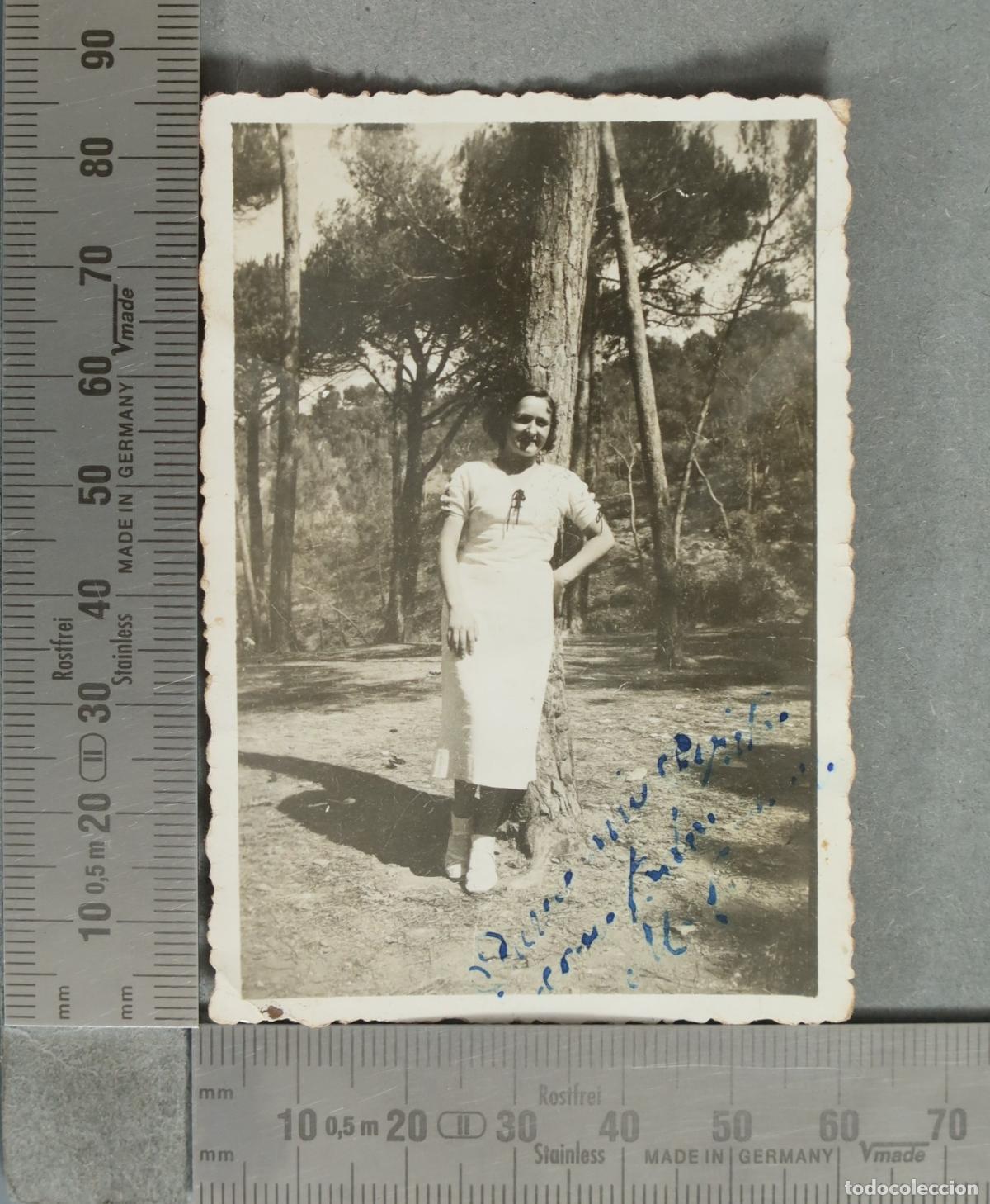 Fotograf&iacute;a antigua: FOTOGRAFIA. Retrato de mujer junto a un &aacute;rbol hacia 1930