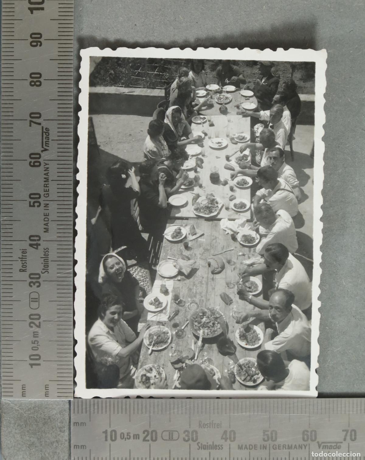 Fotograf&iacute;a antigua: FOTOGRAFIA. Comida familiar al aire libre 1942