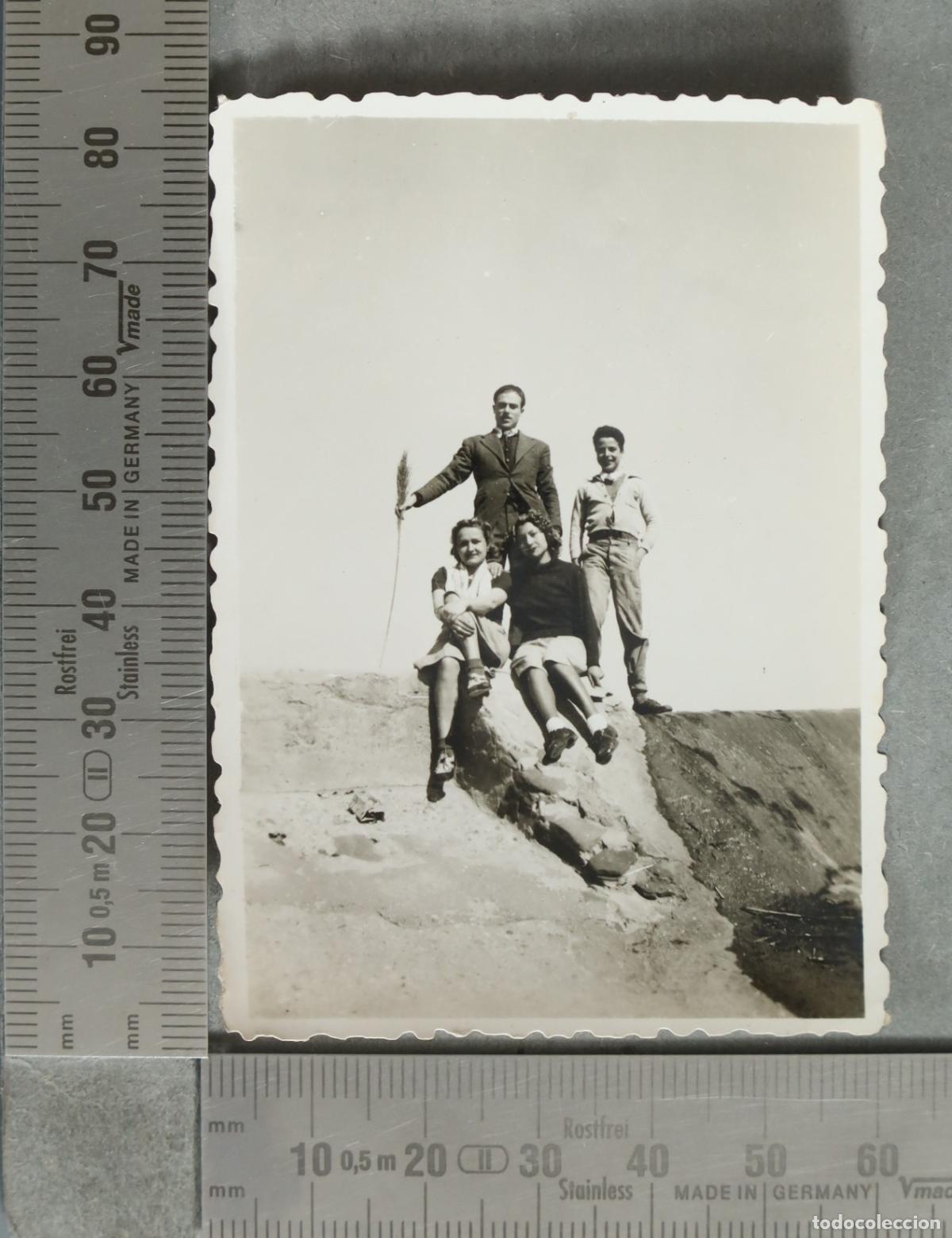 Fotograf&iacute;a antigua: FOTOGRAFIA. Grupo de personas posando en el campo hacia 1930