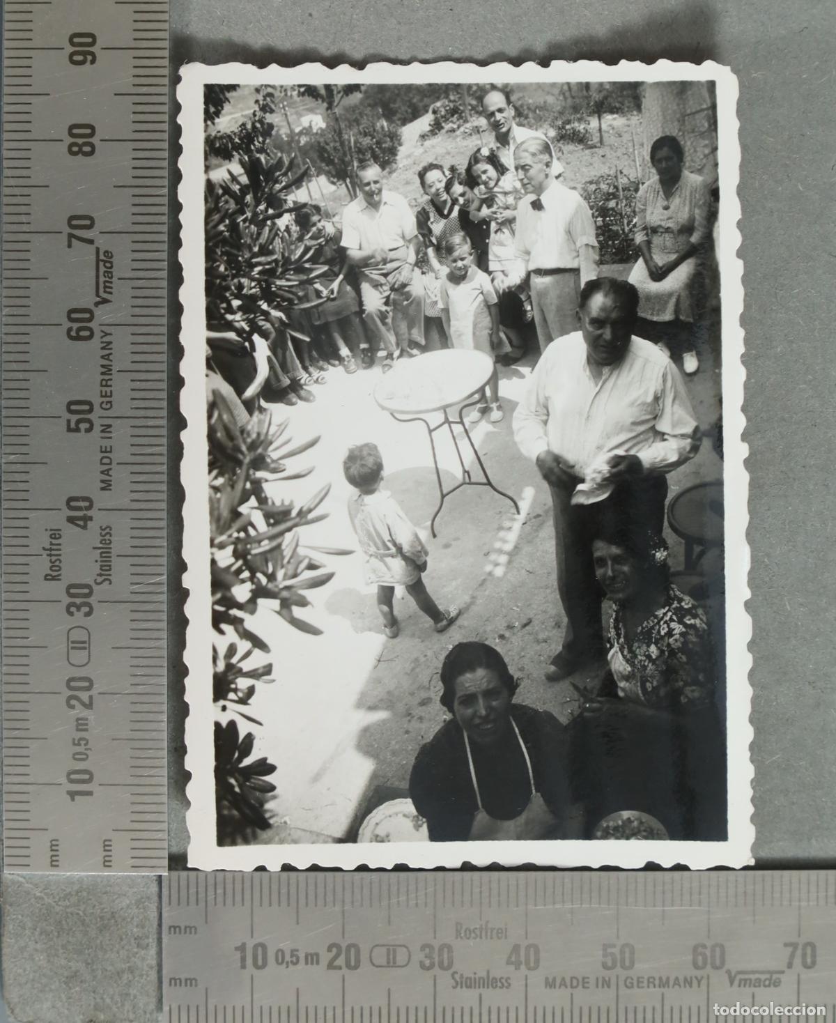 Fotograf&iacute;a antigua: FOTOGRAFIA. - Grupo familiar al aire libre 1942