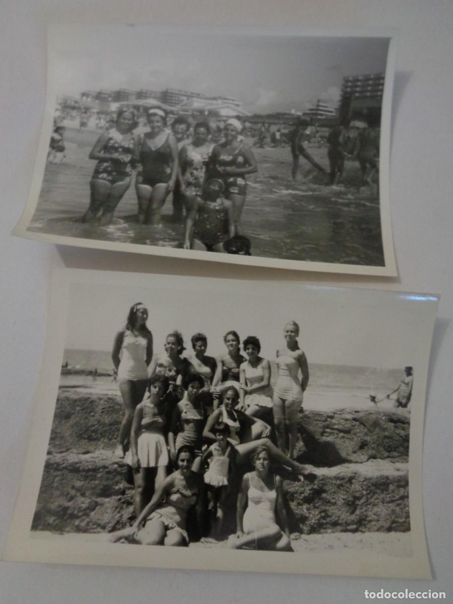 Fotograf&iacute;a antigua: LOTE DE 2 FOTOS DE MUJERES EN BA&Ntilde;ADOR EN LA PLAYA , 1960