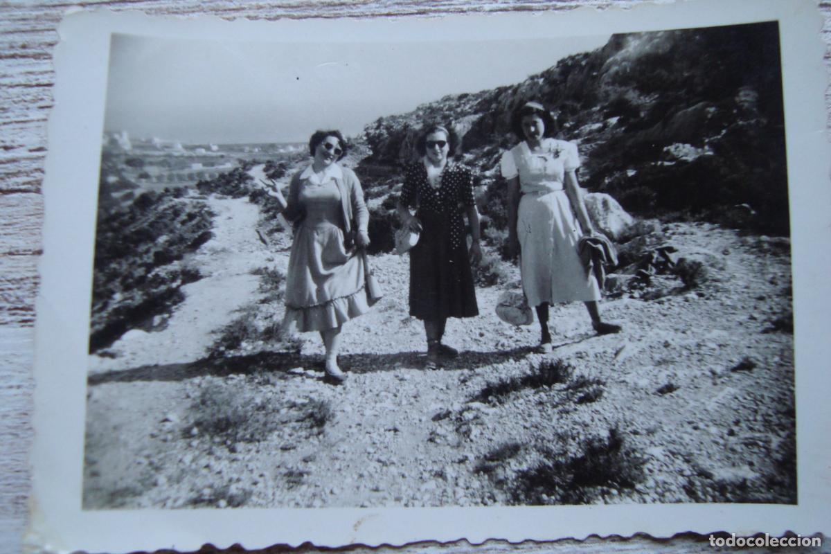 Fotograf&iacute;a antigua: ANTIGUA FOTOGRAFIA CHICAS POR EL CAMINO DE EL LLORITO TARRAGONA 1950.
