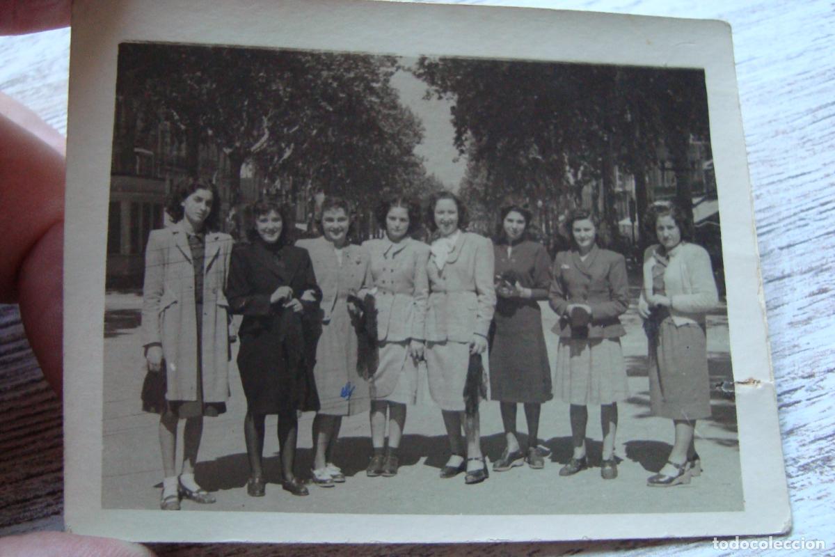 Fotograf&iacute;a antigua: ANTIGUA FOTOGRAFIA GRUPO CHICAS CORO DEL SERRALLO EN RAMBLA TARRAGONA 1948.