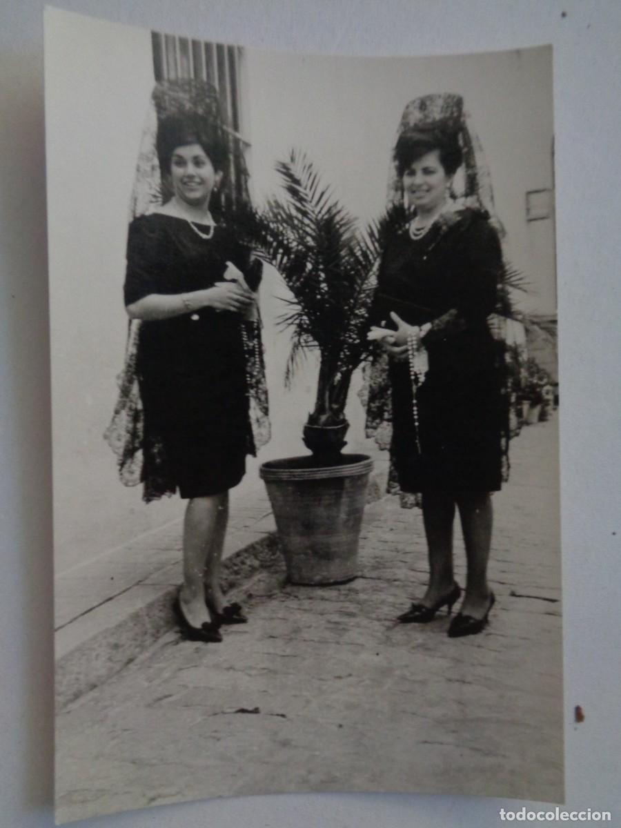 Alte Fotografie: FOTO DE SE&Ntilde;ORITAS CON MANTILLA Y PEINETA , 1966