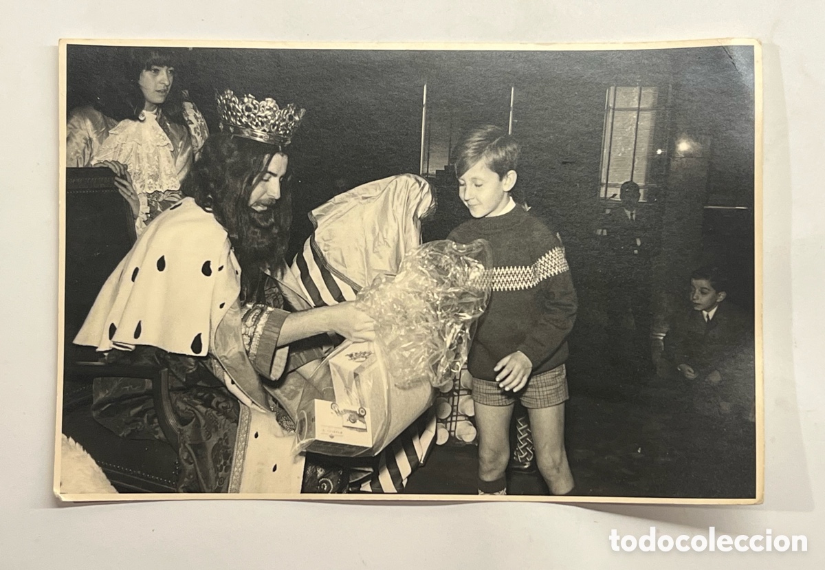 Fotografia antica: REYES MAGOS DE ORIENTE. Ni&ntilde;o recogiendo su regalo de Reyes.. 6 de Enero de 1968. P&eacute;rez Aparisi