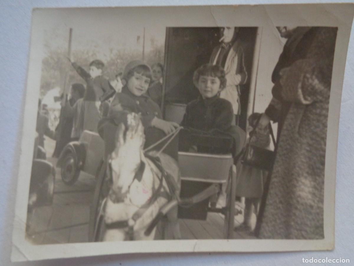 Fotograf&iacute;a antigua: MINUTERO DE FERIA DE NI&Ntilde;AS EN CARROZA CON CABALLITO EN EL TIOVIVO