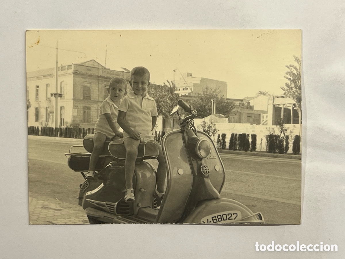 Alte Fotografie: NI&Ntilde;OS Y VESPA. Manolin y Oscarin paseando en moto por Paterna (h.1960?) Med&iacute;das: 7,5 x 10,5