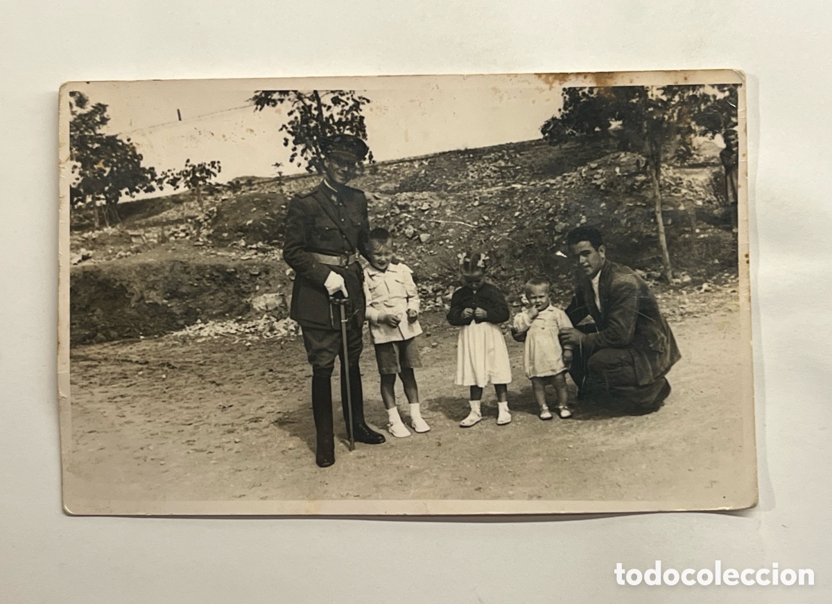 Fotograf&iacute;a antigua: PATERNA Valencia. Mi padre y su asistente.. y mis hermanos en el Campamento Cuartel Militar (a.1950)