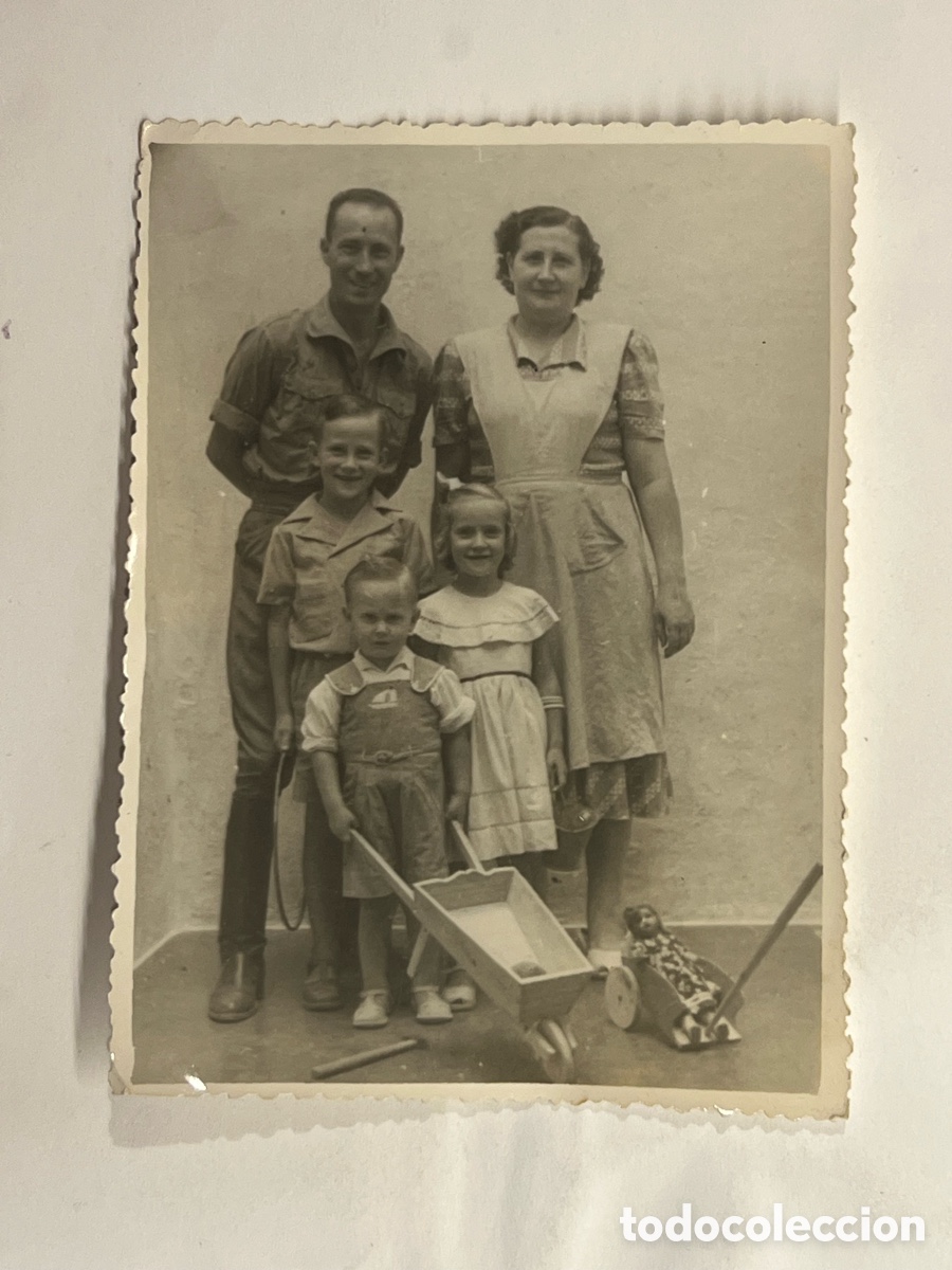 Fotograf&iacute;a antigua: PATERNA (Valencia) La Familia del Militar. Patio de la casa, con mis padres y hermanos (a.1951)