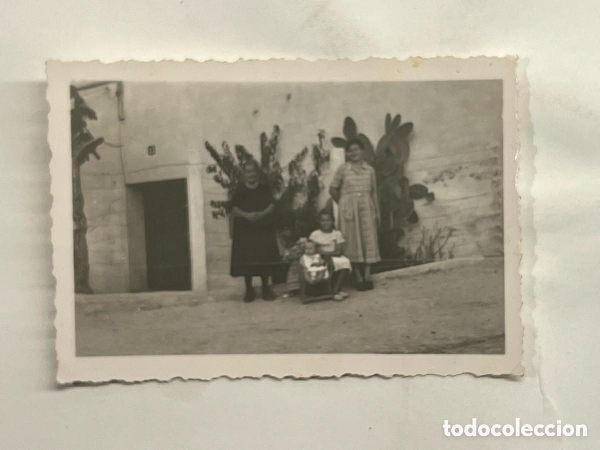 Fotograf&iacute;a antigua: PATERNA (Valencia) Fotograf&iacute;a familiar de postguerra.. (a.1949) Medidas: 5,5 x 8,5 cm