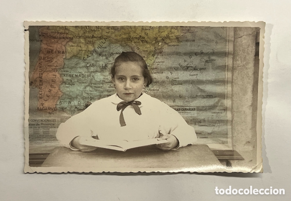 Fotografia antica: RECUERDO ESCOLAR. Fotograf&iacute;a coloreada Ni&ntilde;a sentada en el Pupitre&hellip; (h.1950?) Med&iacute;das: 8,5 x 13,5