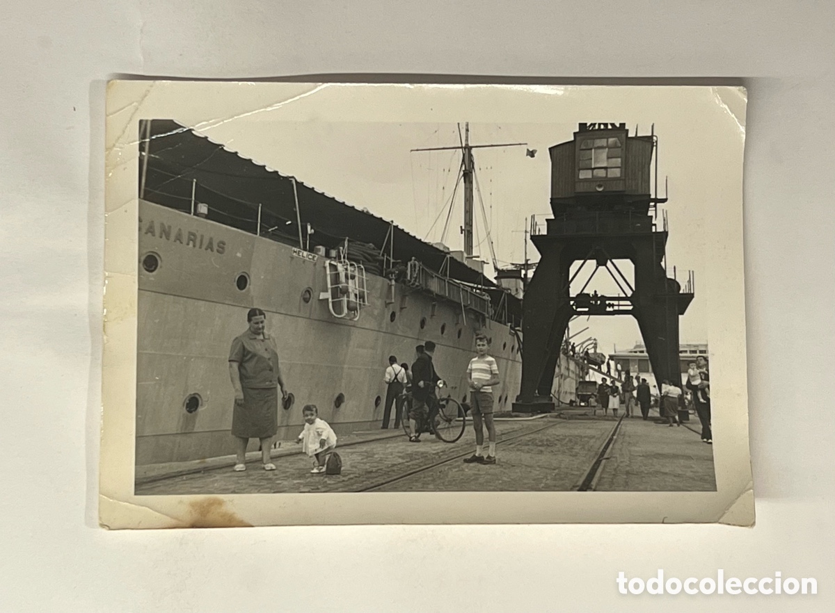 Fotografia antiga: PUERTO DE VALENCIA.. Fotograf&iacute;a al pie del Canarias (a.1959) Medidas: 8,5 x 11,5 cm.,