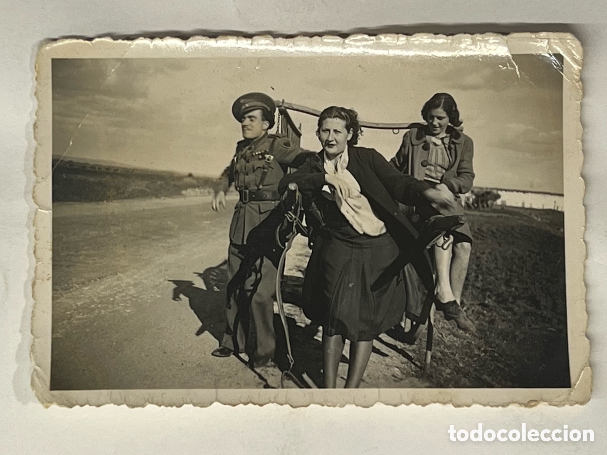 Fotografia antiga: EL MILITAR, su hija. Y la Se&ntilde;ora que tiraba del carro&hellip;(h.1945?) Med&iacute;das: 9 x 6 cm