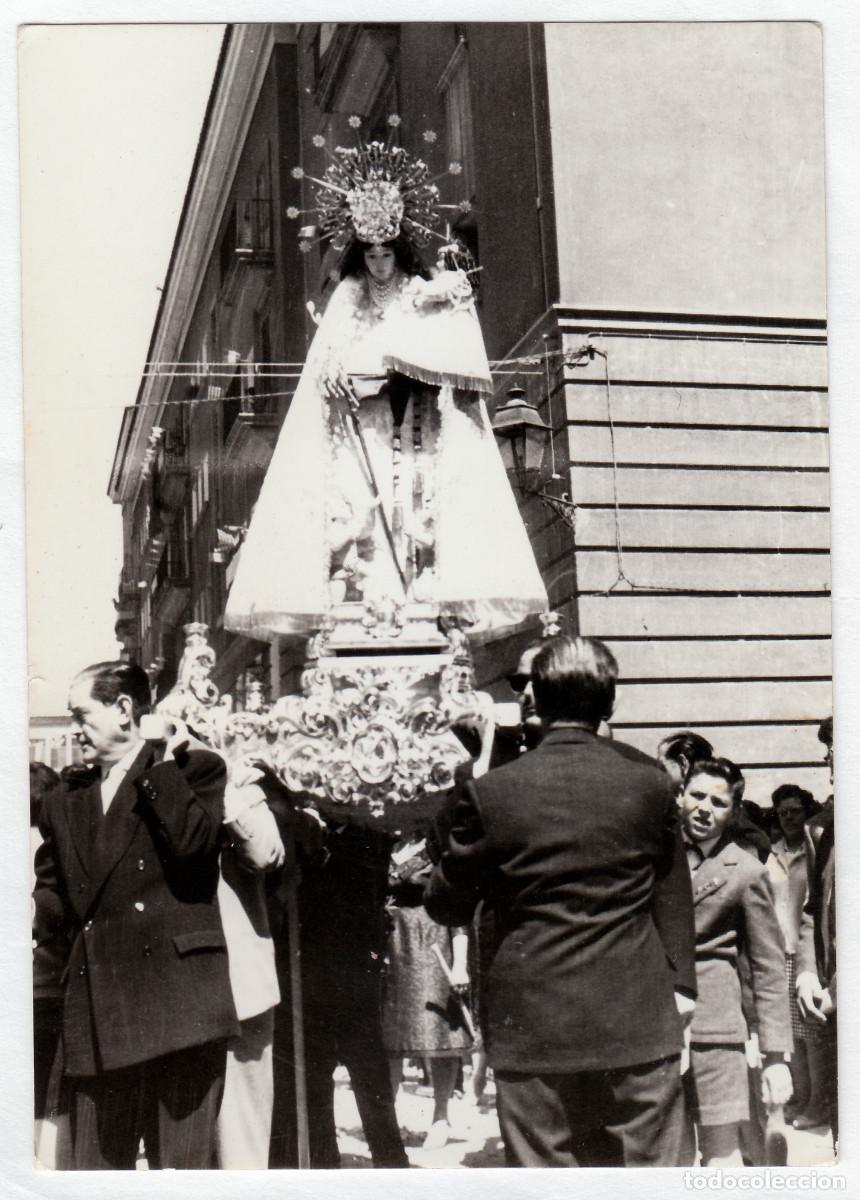 Fotografia antiga: Procesi&oacute;n. La Geperudeta. Virgen de los Desamparados, patrona de Valencia. A&ntilde;os 50 vf