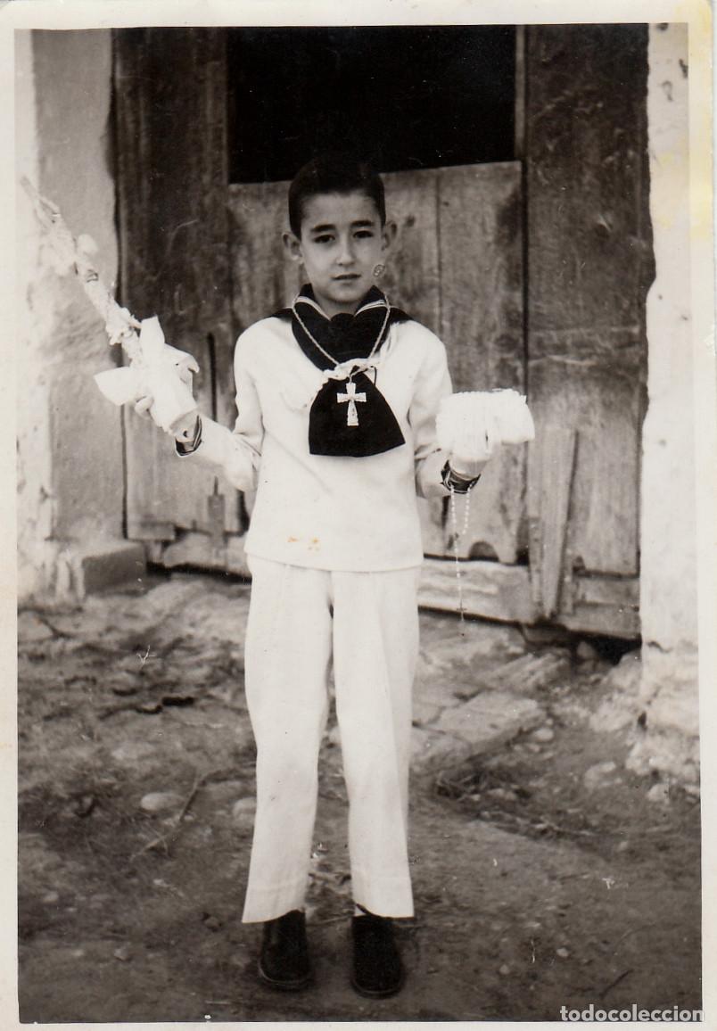 Fotografia antiga: Ni&ntilde;o en la puerta del corral vestido de Comuni&oacute;n. A&ntilde;os 50 vf