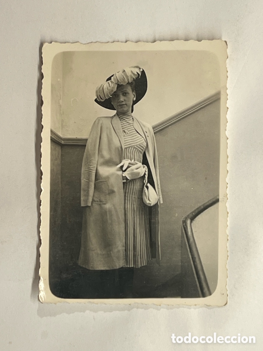 Fotografia antica: FOTOGRAF&Iacute;A. Una Se&ntilde;ora bien de los a&ntilde;os cuarenta con Sombrero y guantes.. (a.1944)