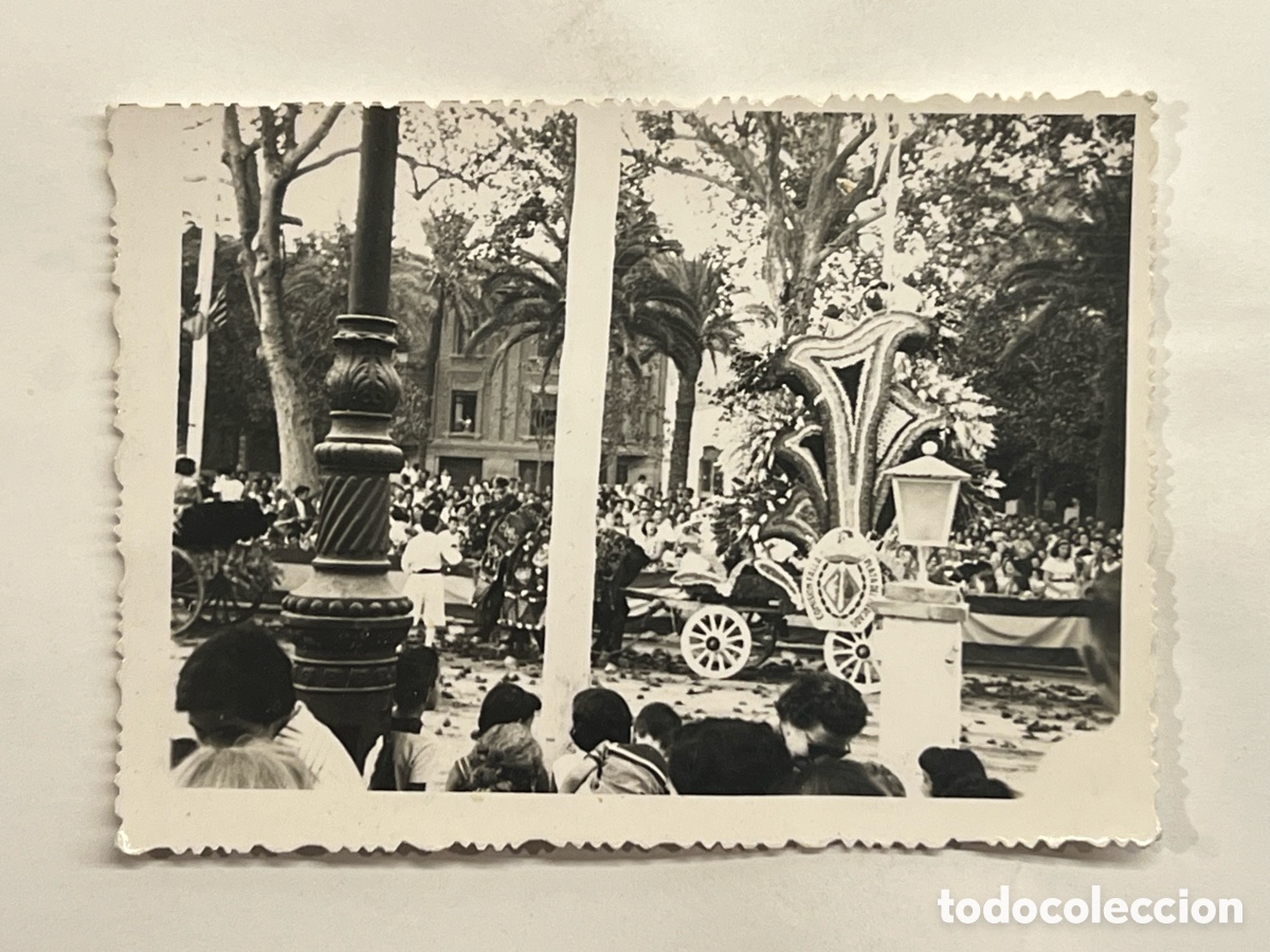 Fotografia antica: VALENCIA. Batalla de Flores.. Paseo de la Alameda (h.1960?) Med&iacute;das: 10 x 7 cm.