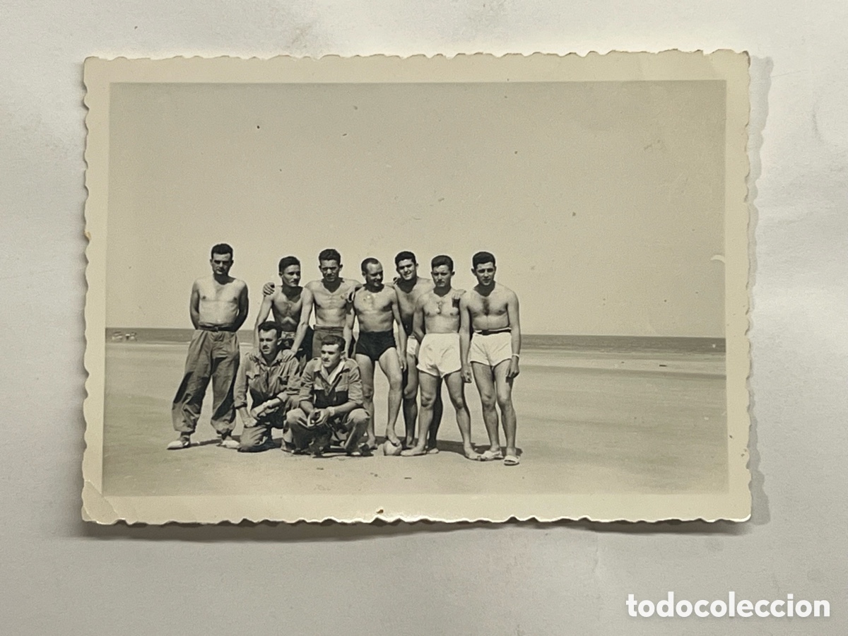 Fotograf&iacute;a antigua: SAHARA ESPA&Ntilde;A.. Fotograf&iacute;a Grupo de Soldados en calzoncillos. Playa Cabo Jubi (a.1958)