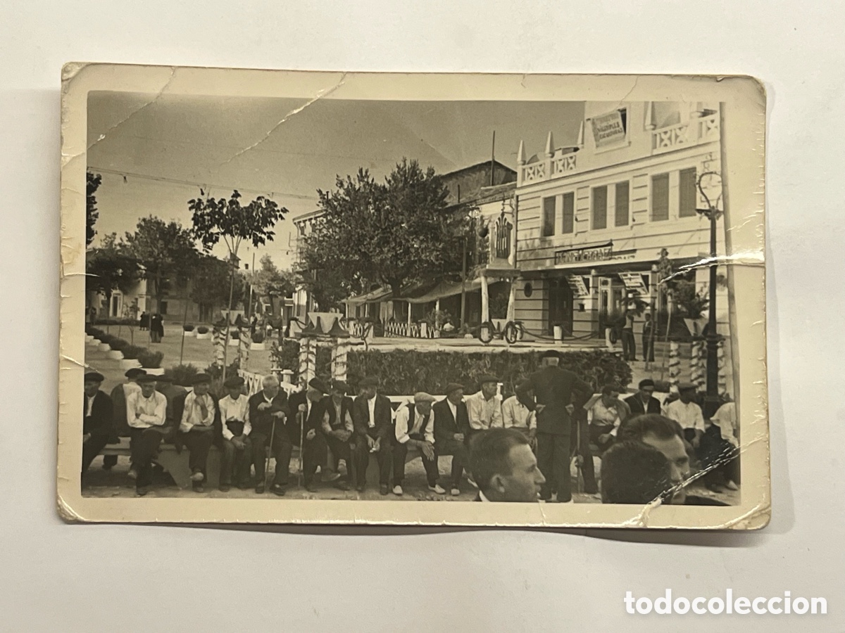 Fotograf&iacute;a antigua: MOTILLA DEL PALANCAR ? Fonda Erraez.. Grupo de viejos al sol. Parque de la Inmaculada (h.1950?)